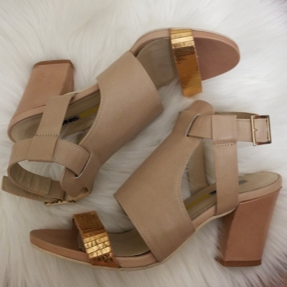 NWOT Manas Nude and Gold Cute Sandals